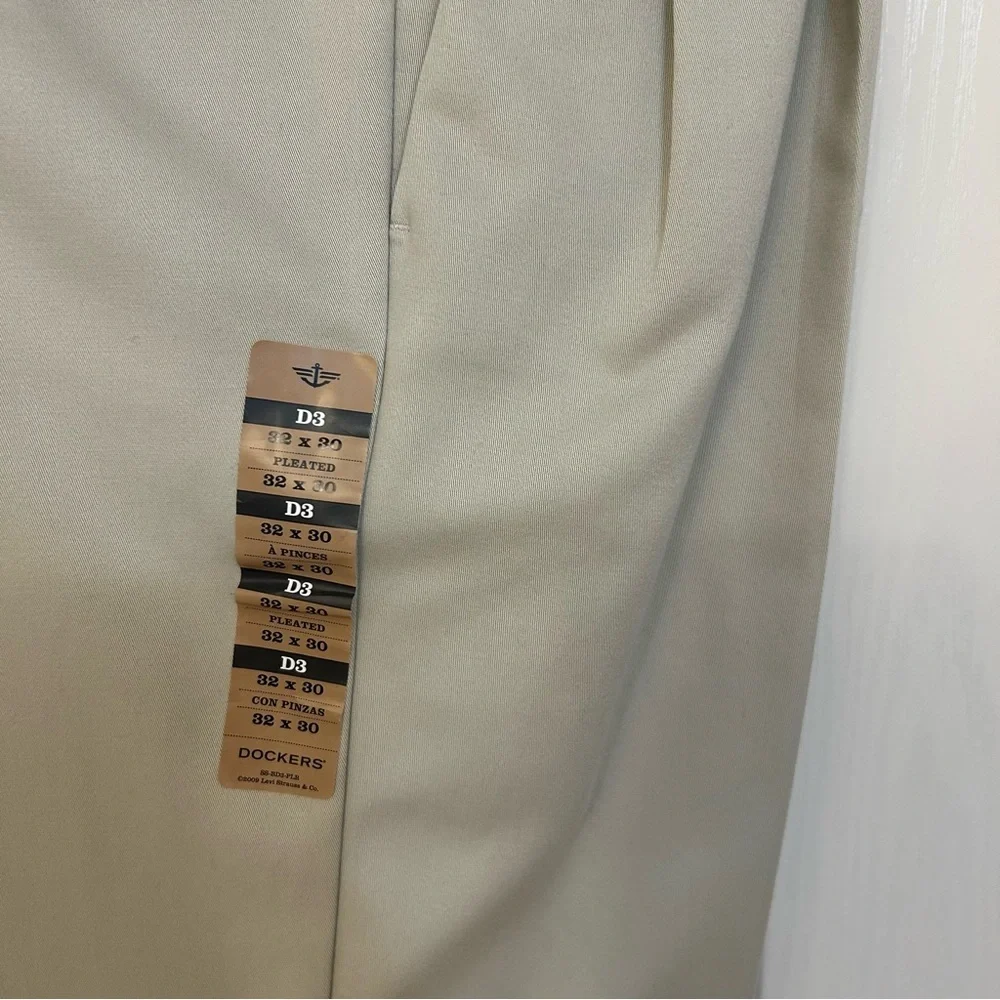 Dockers 100% Cotton Never-Iron Wrinkle-Free Essential Khaki in Stone Size 32*30 - Picture 2 of 7